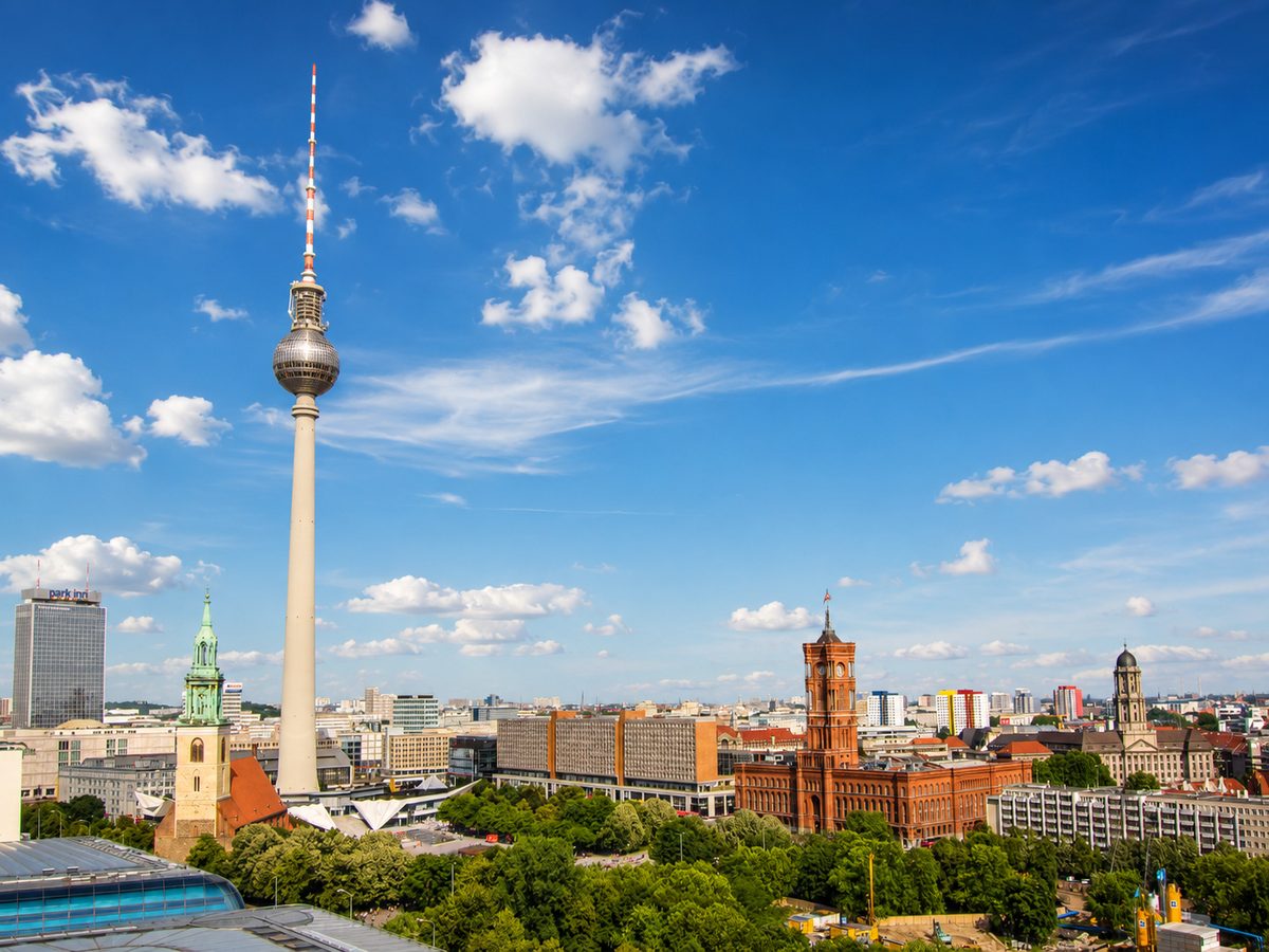 Berliner Skyline mit Fernsehturm und Rotem Rathaus