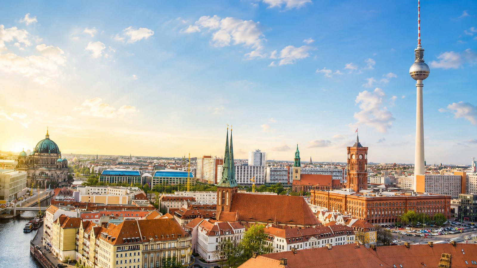 Blick über die Berliner Innenstadt mit Fernsehturm und Rotem Rathaus