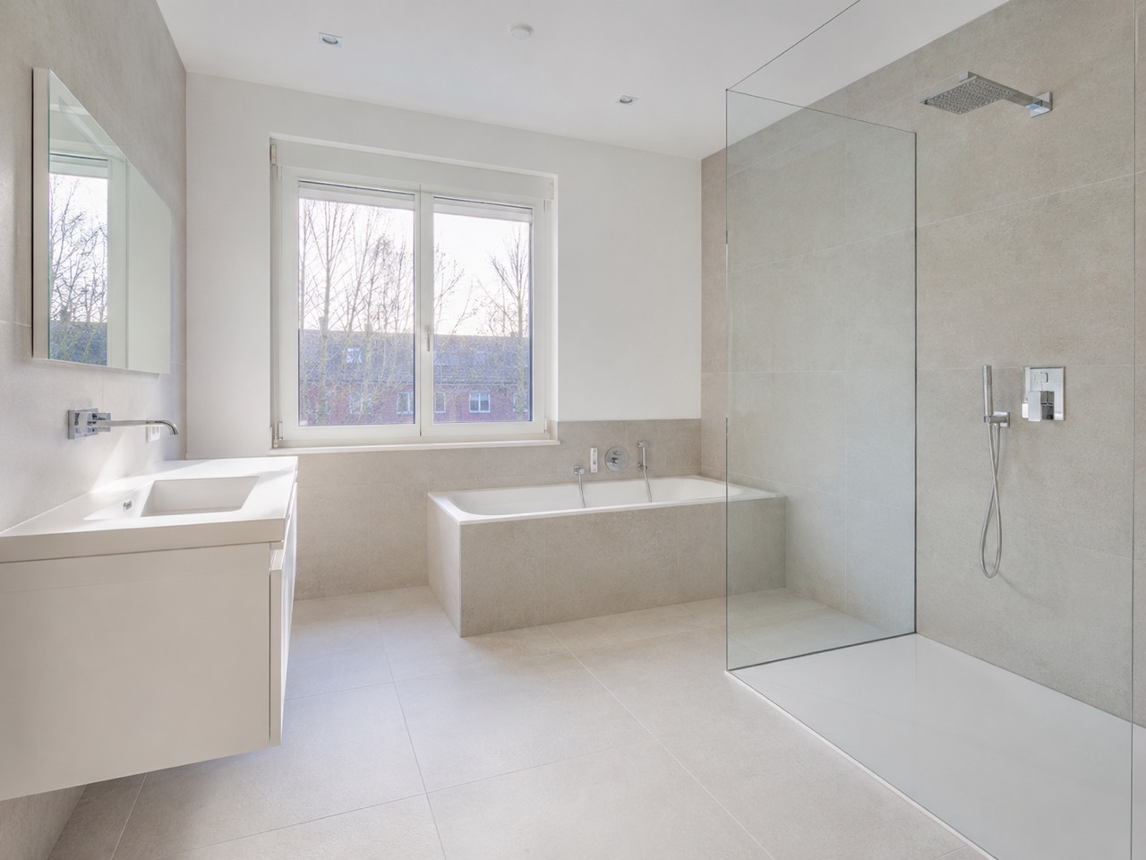 Helles Badezimmer in Beige und Weiß mit Badewanne unter dem Fenster, Glasdusche und wandhängendem Waschtisch